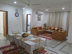 Family dining - Hotel Kesar D Villa (Jaipur)