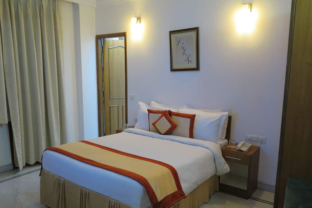 King Master Suite | 3 bedrooms, in-room safe, desk, laptop workspace