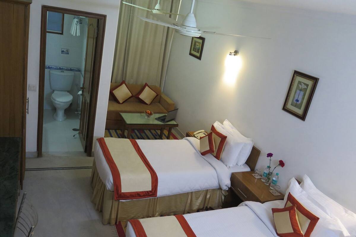 Deluxe - En Suite | 3 bedrooms, in-room safe, desk, laptop workspace