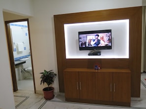 Queen Master Suite | Television - Hotel Kesar D Villa (Jaipur)