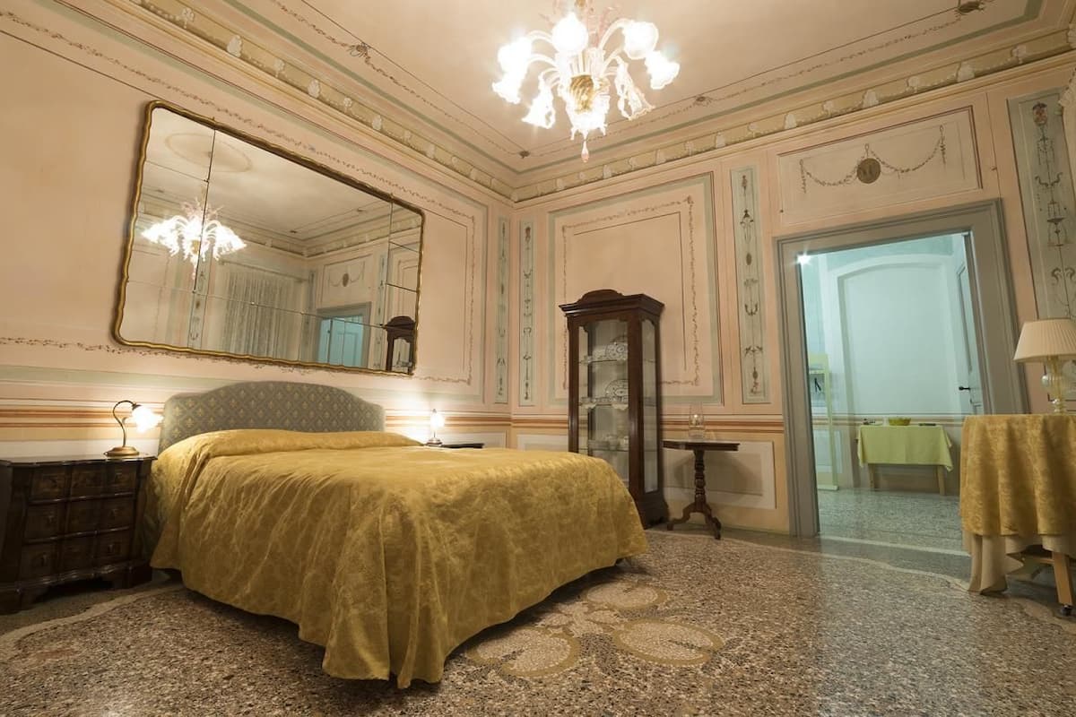 Suite junior, vista al jardín | Camas extra, wifi gratis y ropa de cama