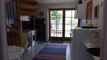 Coffee/tea maker, electric kettle, cookware/dishes/utensils
