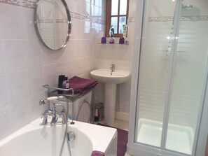 Superior Double or Twin Room | Bathroom | Free toiletries, hair dryer, bathrobes, towels - Le Patronage (Bazoges-en-Pareds)