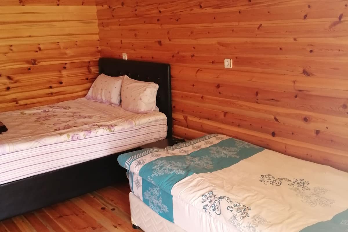 deluxe bungalow | iron/ironing board, free cots/infant beds