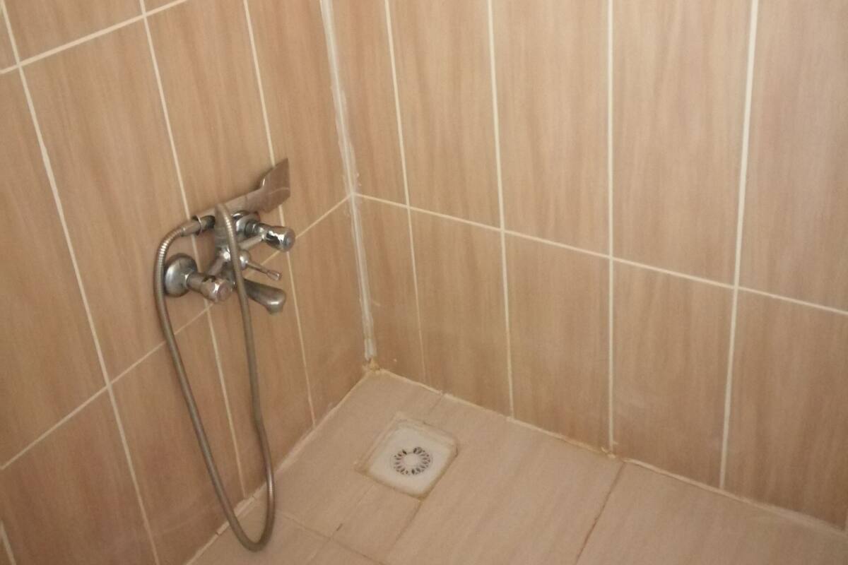 deluxe bungalow | bathroom | shower, hair dryer, slippers, towels