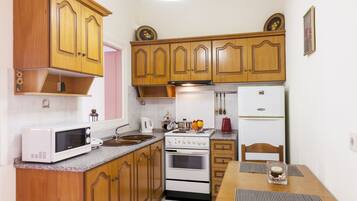 House, 2 Bedrooms | Private kitchen | Full-size fridge, microwave, oven, stovetop
