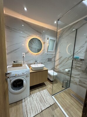 House, 2 Bedrooms | Bathroom | Shower, hair dryer, towels