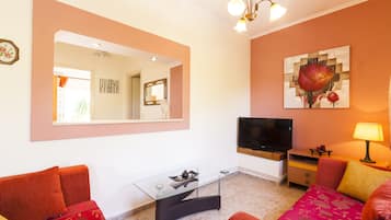 House, 2 Bedrooms | Living area | Flat-screen TV