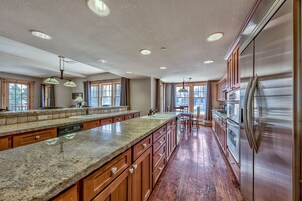 Casa geminada, 3 quartos | Cozinha privada | Geladeira, micro-ondas, fogão, lava-louças