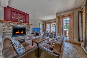 Casa geminada, 3 quartos | Sala de estar | TV de tela plana