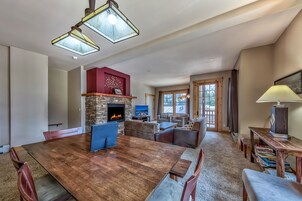 Casa geminada, 3 quartos | Área de estar | TV de tela plana