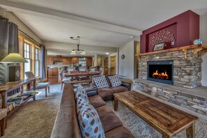 Casa de ciudad, 3 habitaciones | Área de sala de estar | Televisión de pantalla plana 