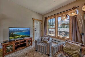 Townhouse, 3 soverom | Oppholdsområde | Flatskjerm-TV