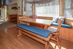 Dining - The Treehaus 6 Bedroom Home by RedAwning (Big Bear Lake)