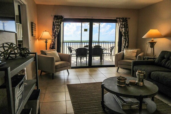 Living area - Carlos Pointe 424 2 Bedroom Condo by Redawning (Fort Myers Beach)