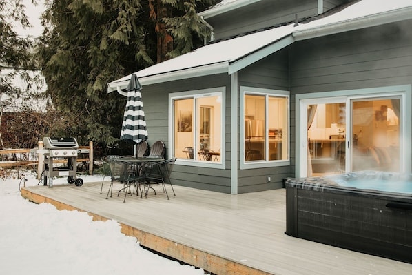 Cabin, 3 Bedrooms | Property grounds - 62sl - Hot Tub - Wifi - Fireplace - Pets Ok 3 Bedroom Home by Redawning (Deming)