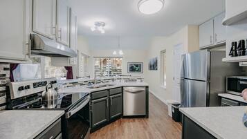 Refrigerador, horno, cafetera/tetera, tostadora