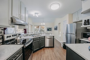 Cabin, 3 Bedrooms | Private kitchen | Fridge, oven, coffee/tea maker, toaster - 62sl - Hot Tub - Wifi - Fireplace - Pets Ok 3 Bedroom Home by Redawning (Deming)