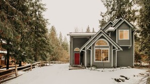 Cabin, 3 Bedrooms | Exterior - 62sl - Hot Tub - Wifi - Fireplace - Pets Ok 3 Bedroom Home by RedAwning (Deming)