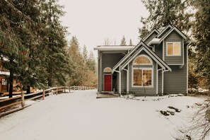 Cabin, 3 Bedrooms | Exterior - 62sl - Hot Tub - Wifi - Fireplace - Pets Ok 3 Bedroom Home by Redawning (Deming)