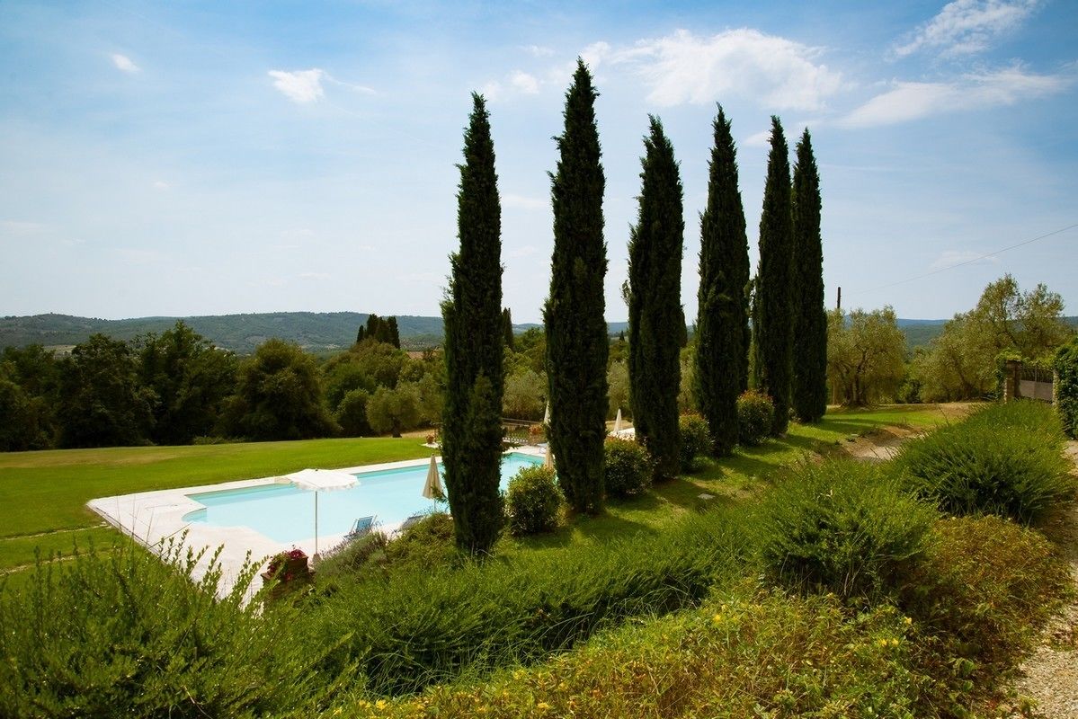 Piscina stagionale all'aperto, ombrelloni da piscina, lettini