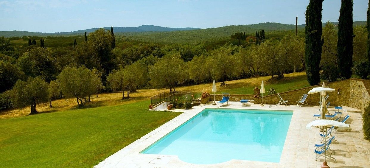 Piscina stagionale all'aperto, ombrelloni da piscina, lettini
