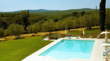 Piscina stagionale all'aperto, ombrelloni da piscina, lettini