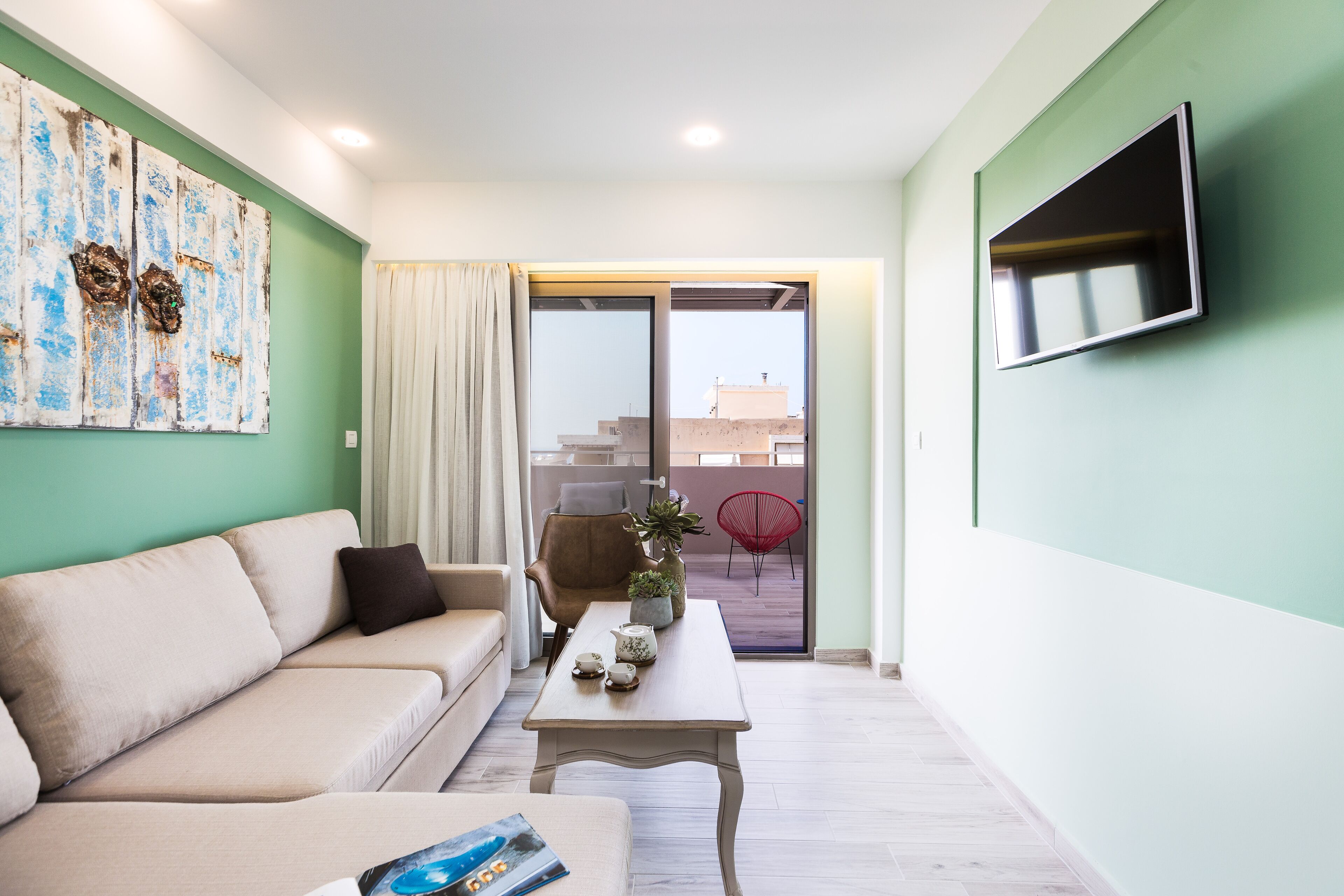 deluxe studio suite, jetted tub | living room | 26-inch flat-screen tv with cable channels, tv, books