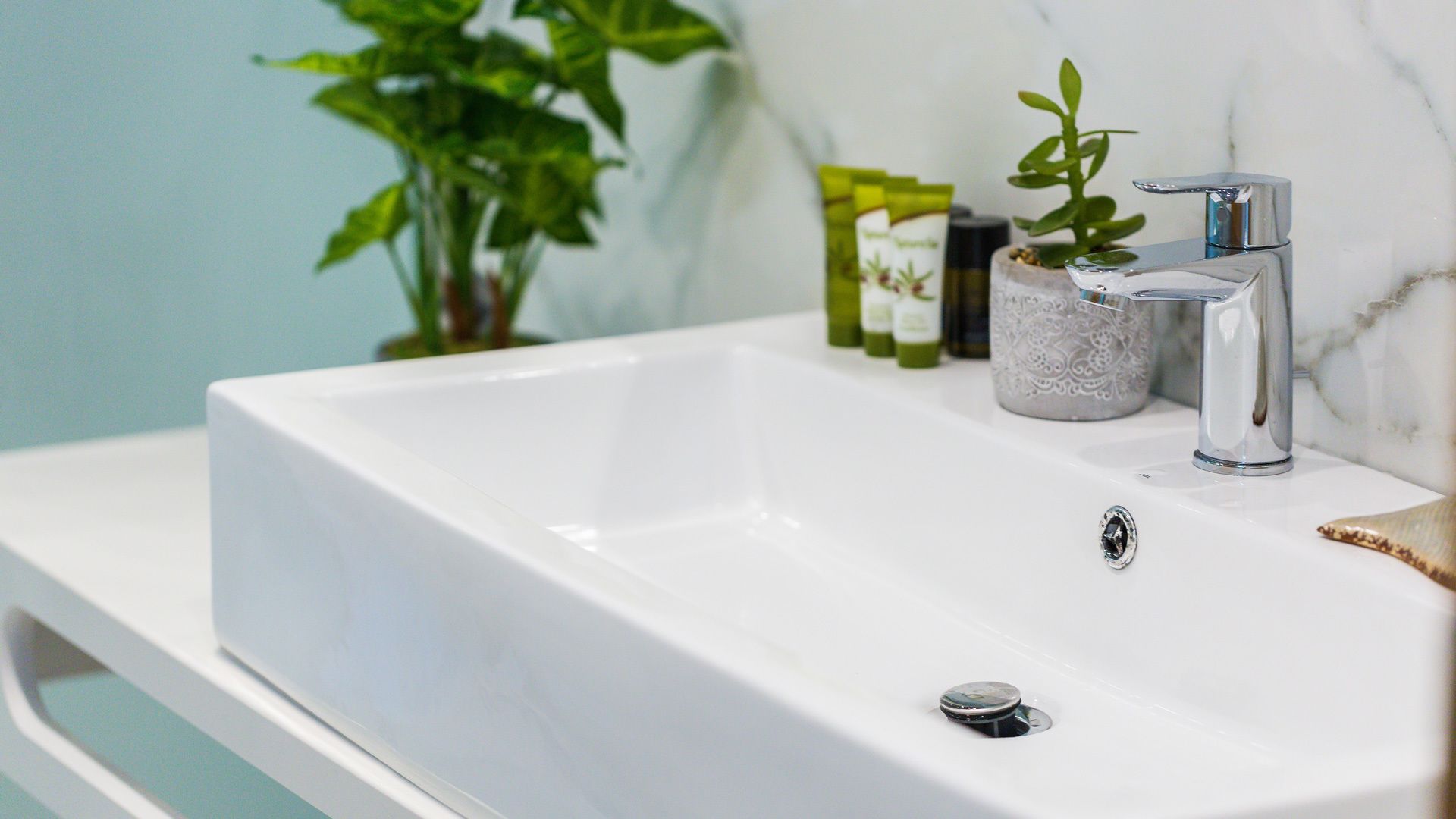 deluxe studio suite, jetted tub | bathroom sink