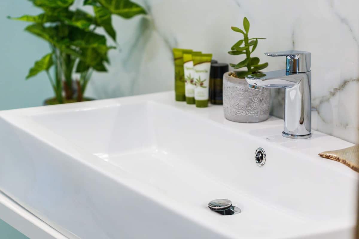 deluxe studio suite, jetted tub | bathroom sink