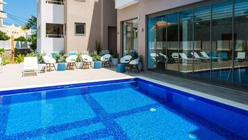 Alberca al aire libre por temporada y sombrillas en la alberca