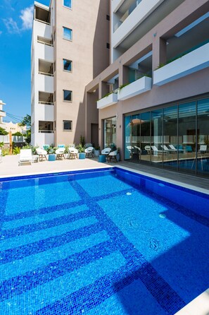 Seasonal outdoor pool, open 8:00 AM to 8:00 PM, pool umbrellas - Menta City Boutique Hotel (Rethymno)