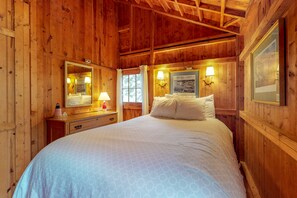 2 bedrooms, free Internet, bed sheets