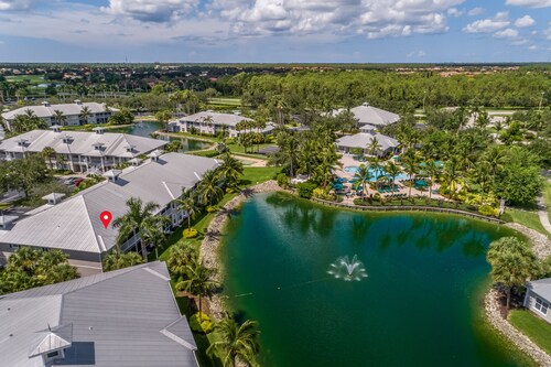 Haus am See mit Blick auf das Wasser, Golf, gemeinsamer Pool / Whirlpool / Tennis