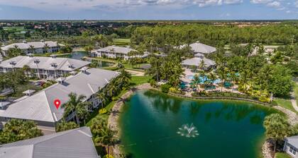 Haus am See mit Blick auf das Wasser, Golf, gemeinsamer Pool / Whirlpool / Tennis