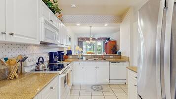 Køleskab, mikrobølgeovn, ovn, kogeplade