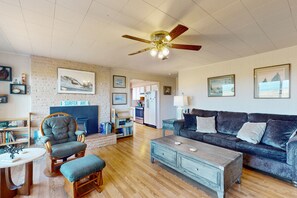 Televisie, een dvd-speler, boeken en een filmbibliotheek