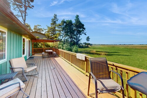 Sweet cabin with large deck, free WiFi, near 2 state parks - great surf