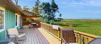 Cabina con ampio ponte, WiFi gratuito, vicino a 2 parchi statali!