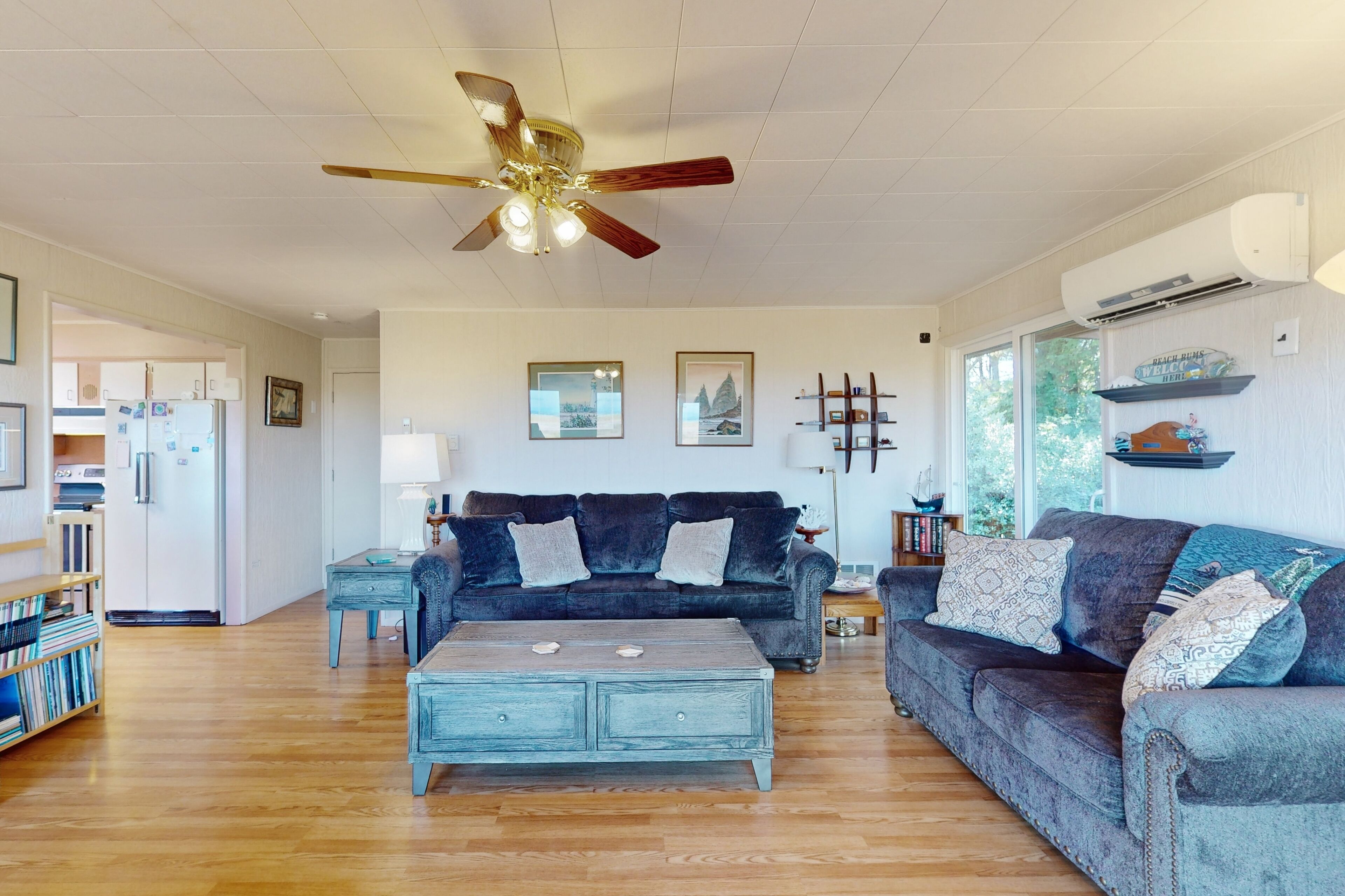 Een televisie, een dvd-speler, boeken en een filmbibliotheek