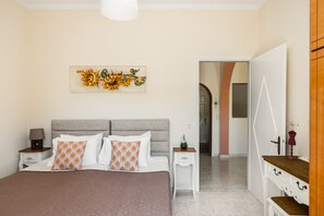 House | 2 bedrooms, iron/ironing board, travel crib, free WiFi