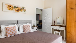 Un dormitorio con cama, cómoda, espejo y un cuadro en la pared.