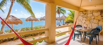 Condo de charme sur la plage - WIFI & AC. Restaurant et piscine sur place!