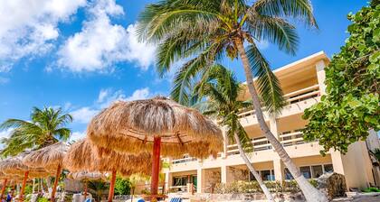 Condo de charme sur la plage - WIFI & AC. Restaurant et piscine sur place!