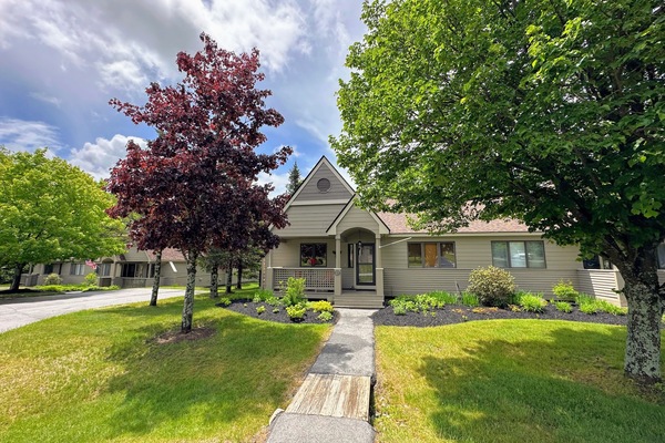 Fairway Village condo with course views! This beautiful home also feature AC, free highspeed wi-fi, cable TV, washer/dryer, pets allowed!