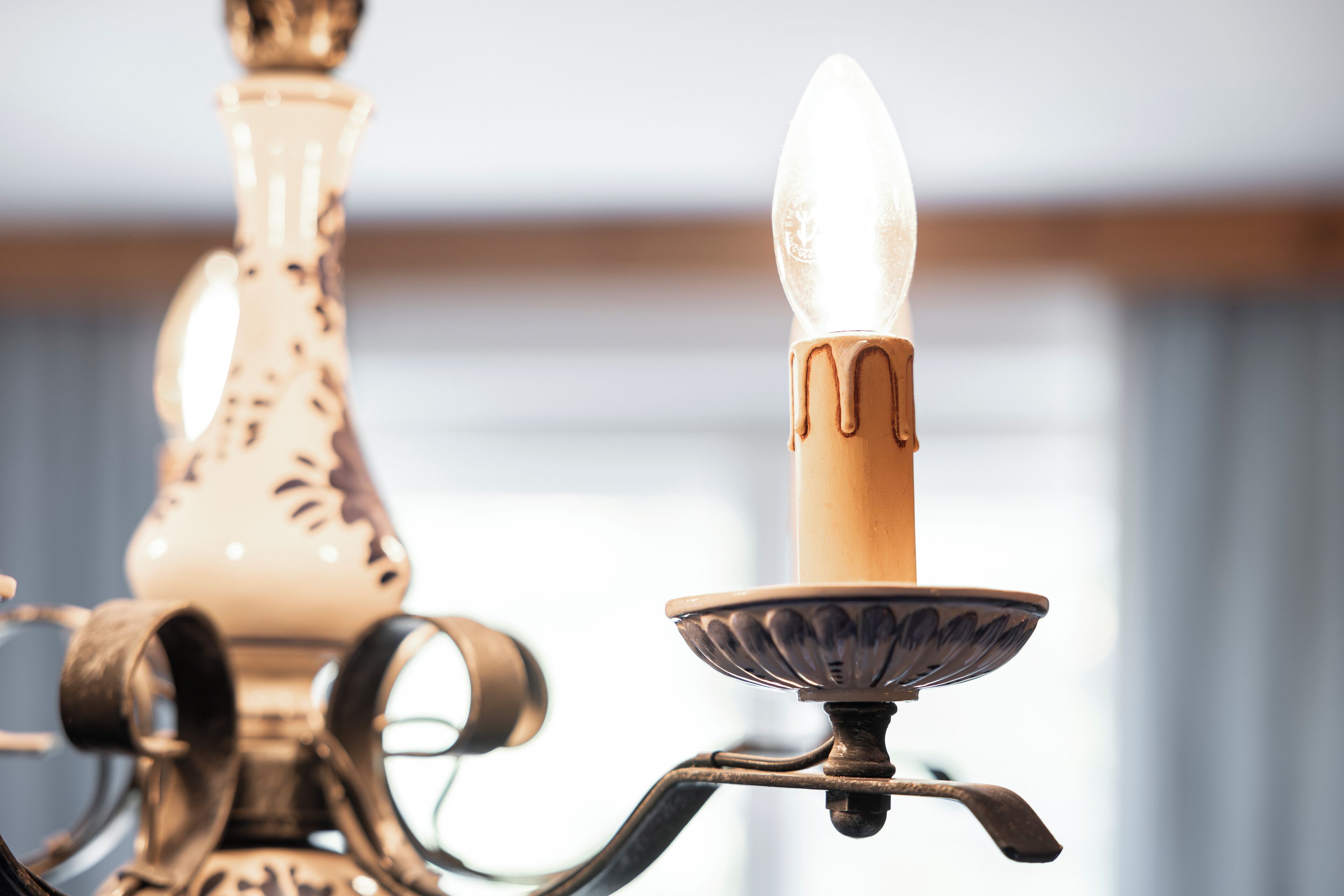 Primer plano de un candelabro con una vela encendida.