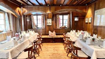 Breakfast, lunch, dinner served; local cuisine