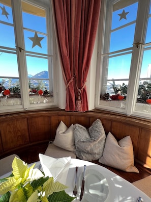 Petit déjeuner et déjeuner servis sur place, spécialités Cuisine locale