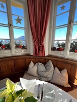 Σερβίρεται πρωινό, μεσημεριανό και βραδινό, με τοπική κουζίνα 