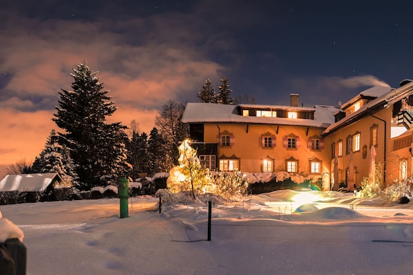 Vista frontal de la propiedad por la tarde o noche